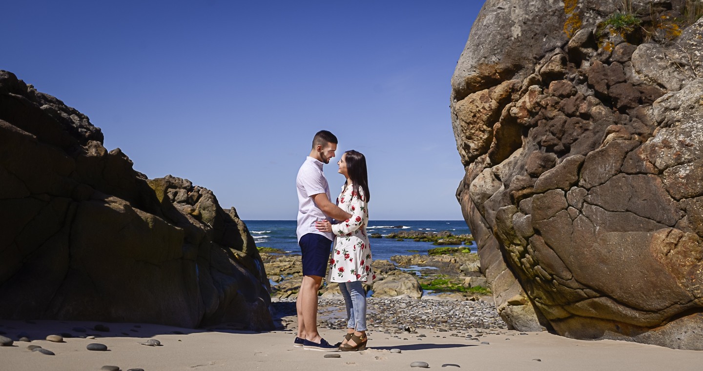 Casal frente a frente a olharem um para o outro apaixonadamente