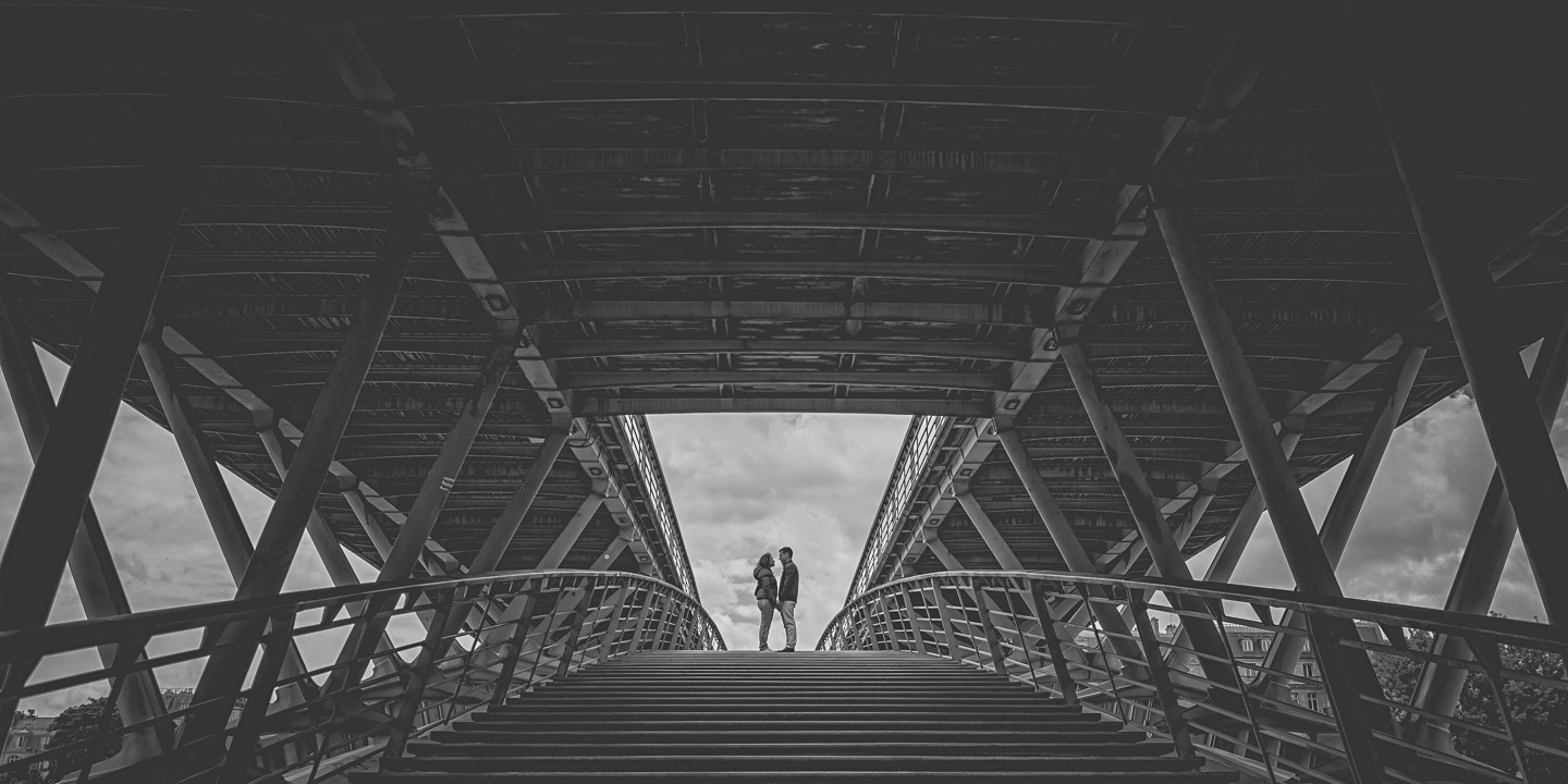 Casal frente a frente um para o outro a dar as mãos em Paris