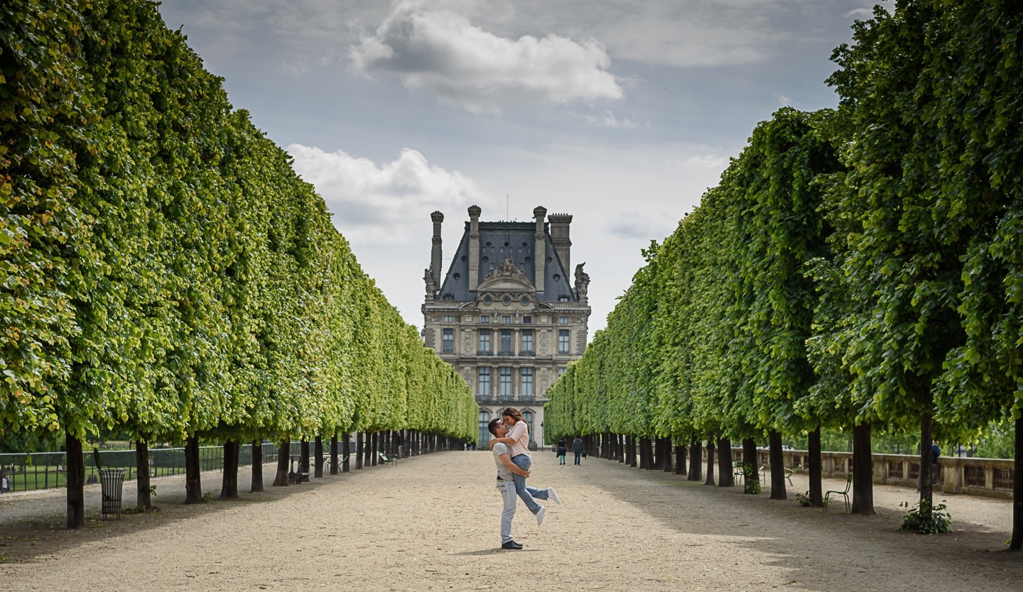 Homem a pegar ao colo a namorada enquanto olham um para o outro apaixonadamente