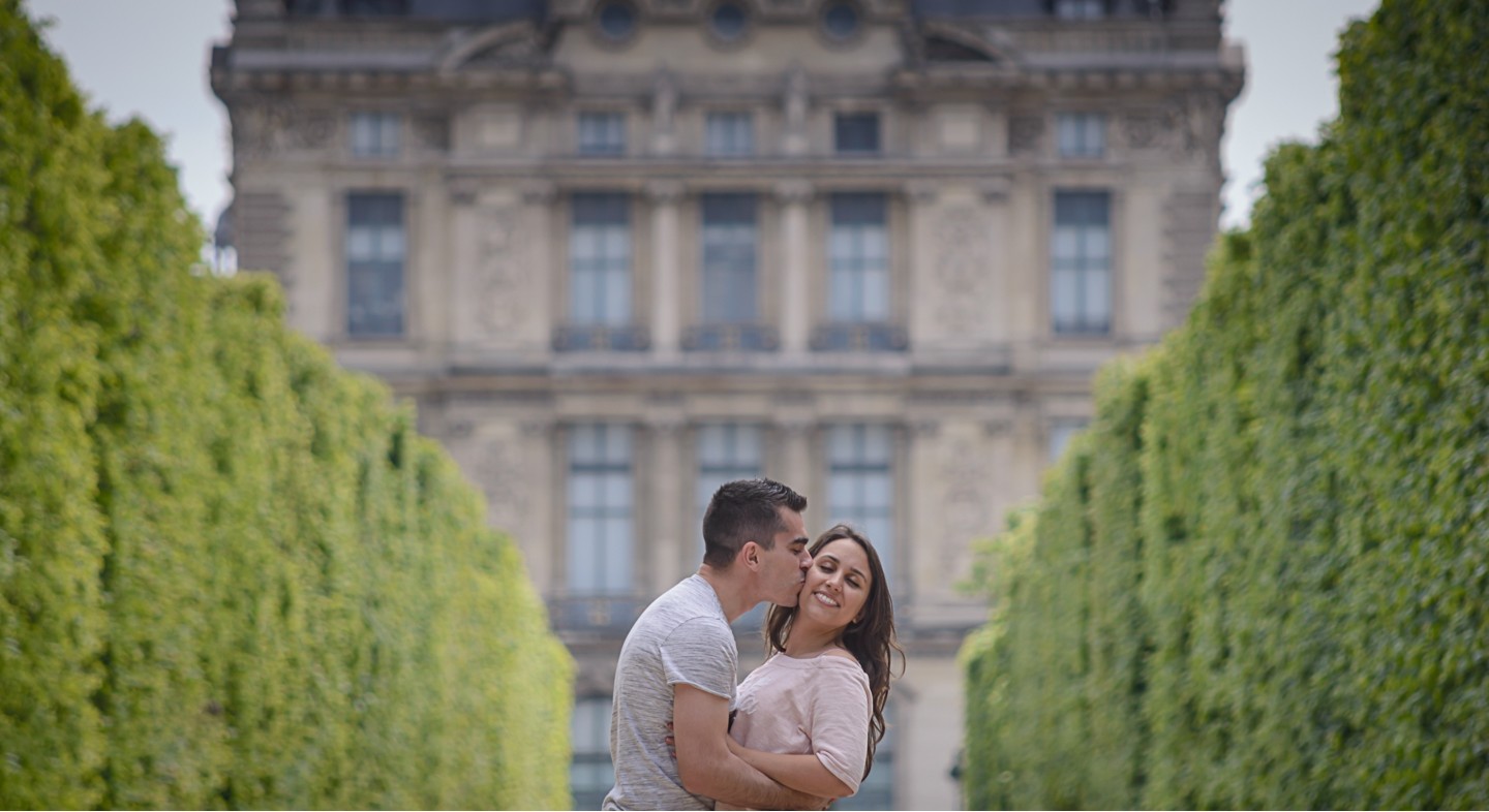 Homem a dar um beijo na bochecha da namorada 