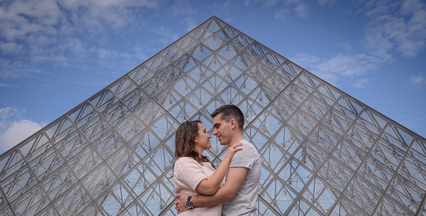 Casal de namorados a olhar um para o outro apaixonadamente