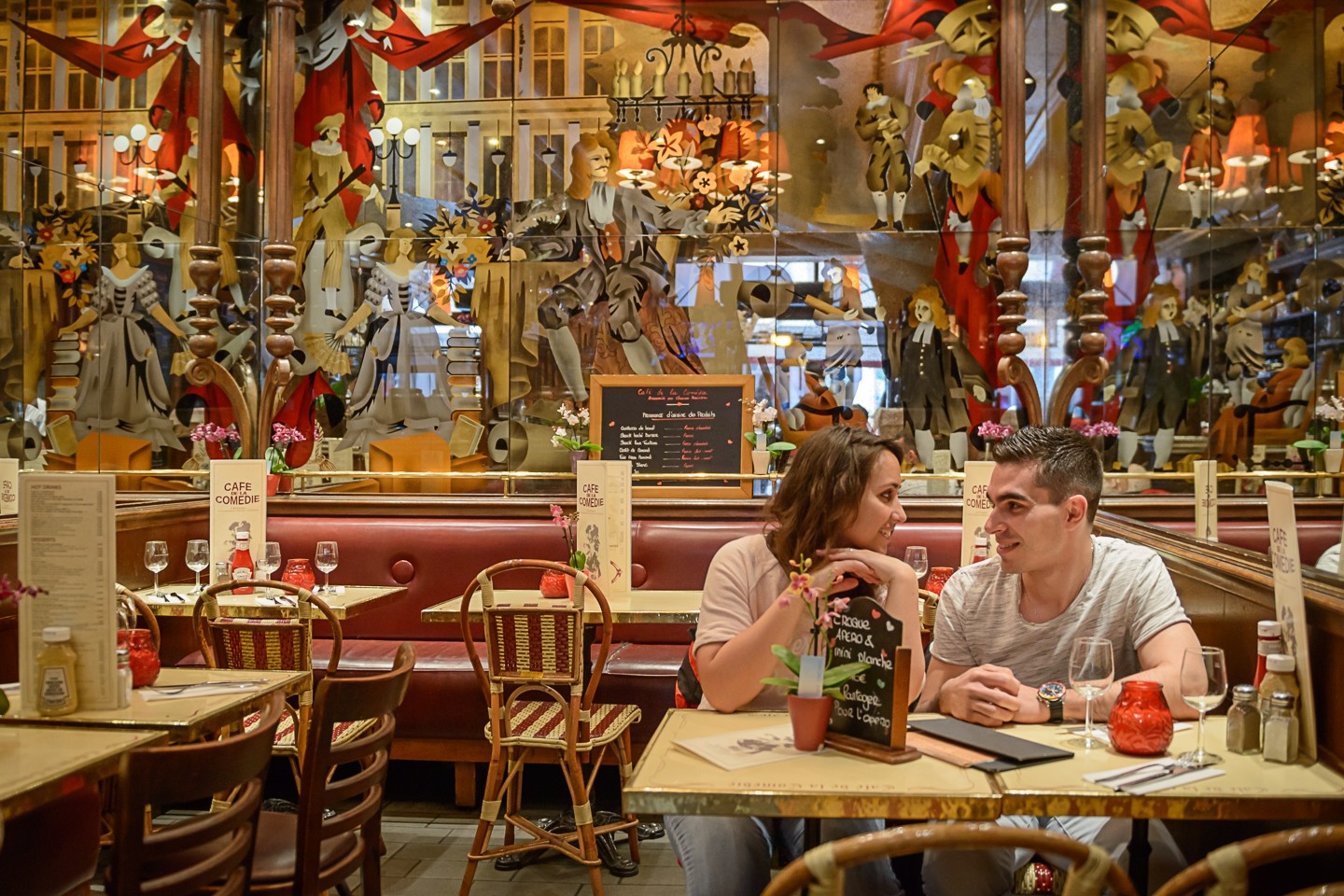 Casal de namorados a conversar no Café La Comédie