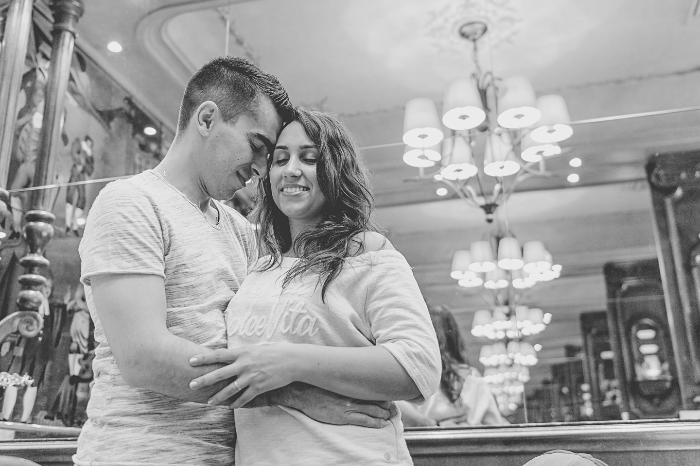 Homem a encostar a cara na cabeça da namorada enquanto dão um abraço