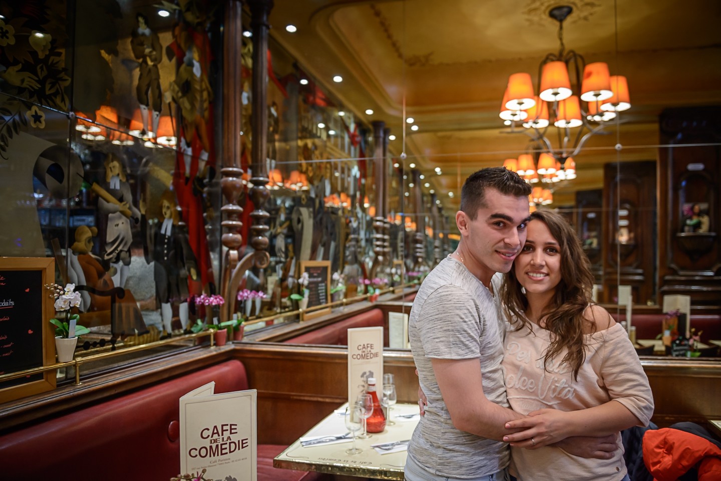 Casal de namorados a abraçarem-se no Café La Comédie