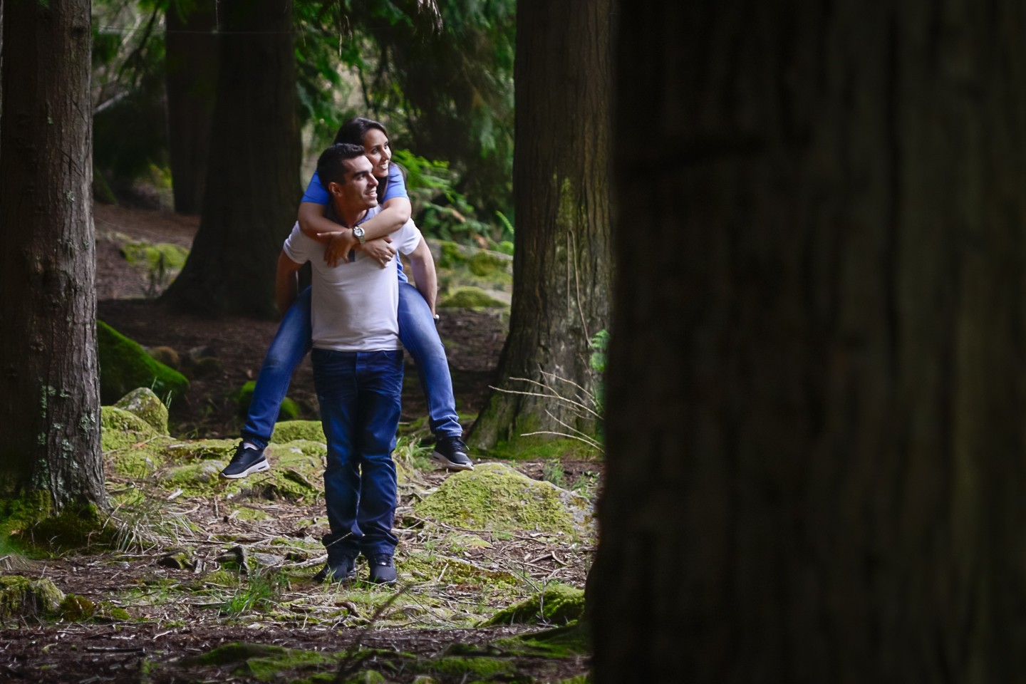 Homem com a namorada as costas enquanto caminham