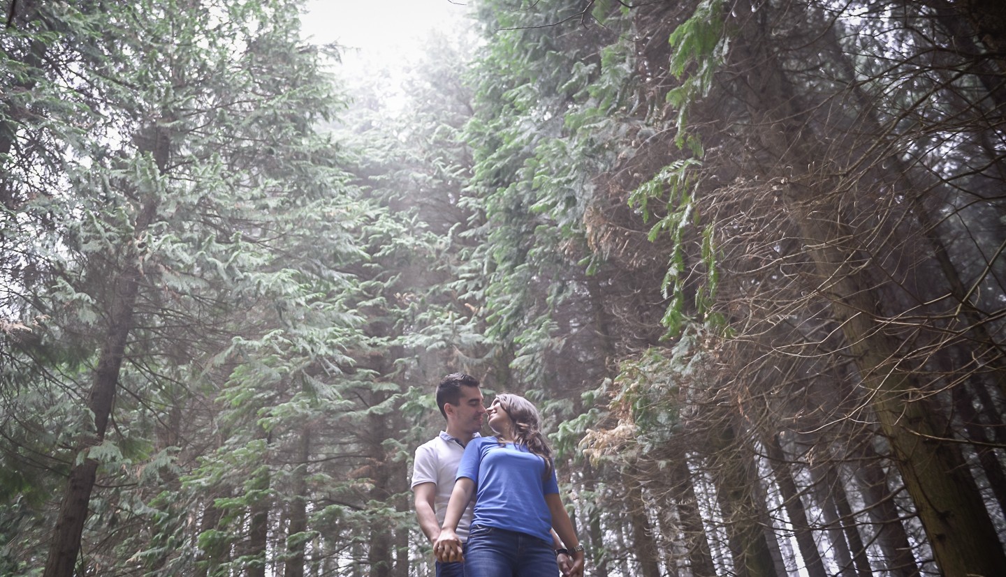 Mulher de costas para o namorado a dar as mãos e a olharem um para o outro apaixonadamente