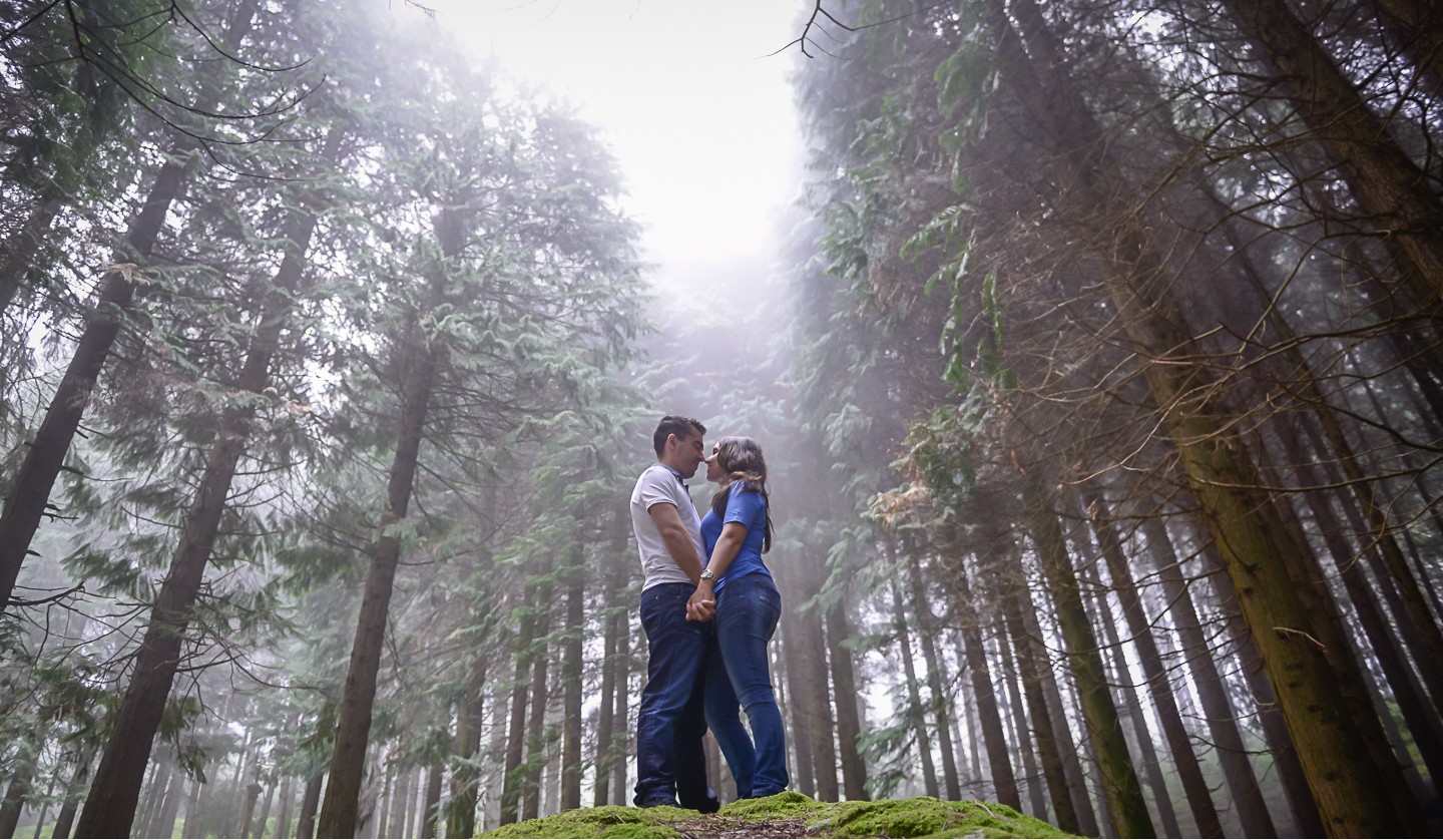 Casal de namorados a olharem um para o outro apaixonadamente enquanto dão as mãos