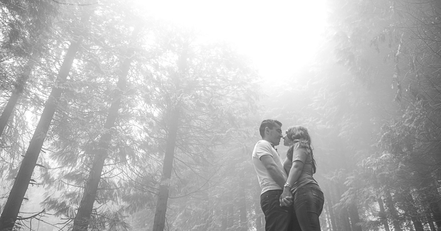 Casal de namorados a darem as mãos e a olharem um para o outro no São João de Arga