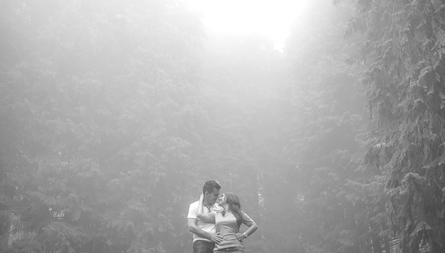 Casal de namorados o homem a segurar na cintura da namorada e a mulher no pescoço dele e a olharem-se um para o outro no São João de Arga