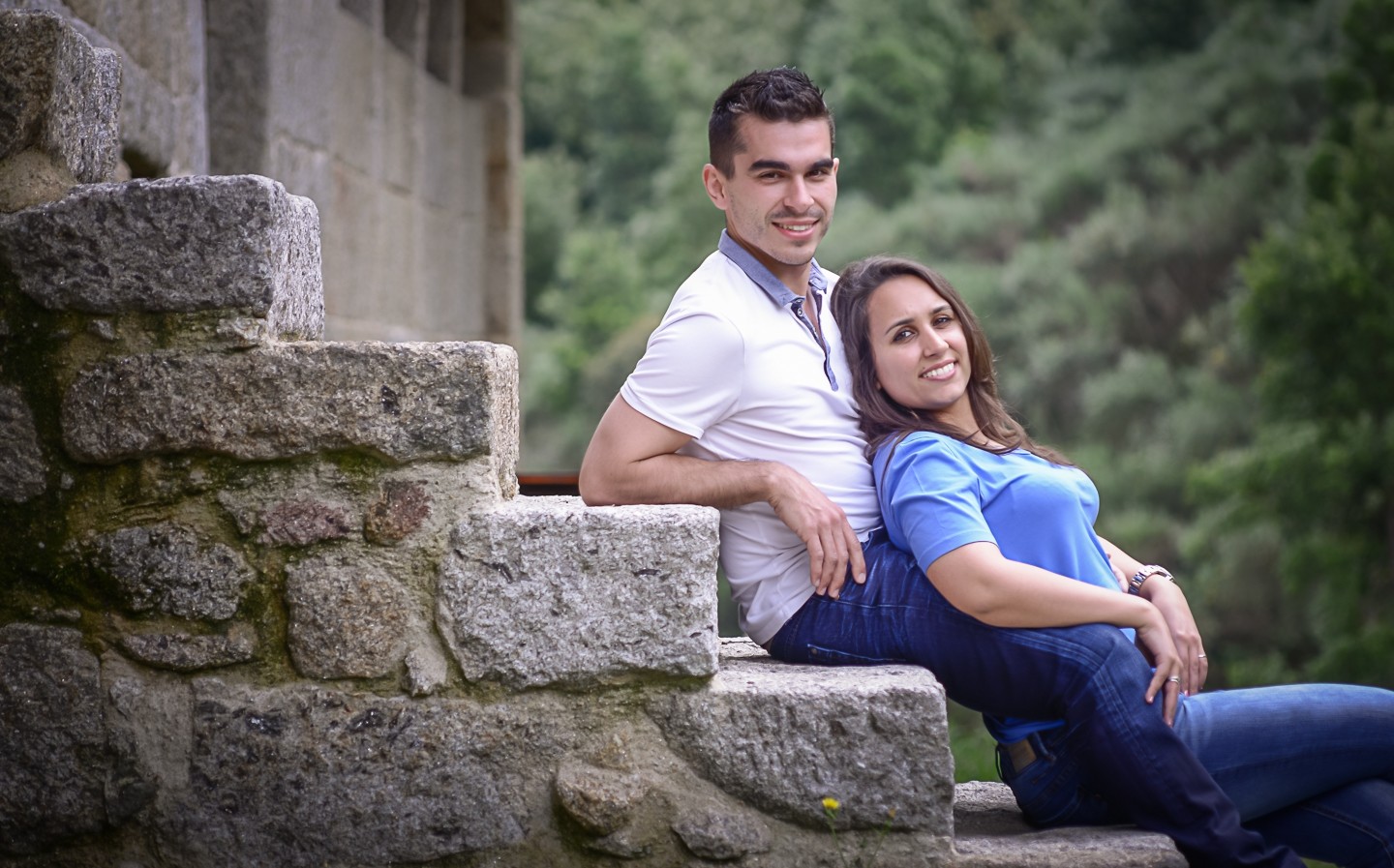 Casal de namorados sentados nas escadas