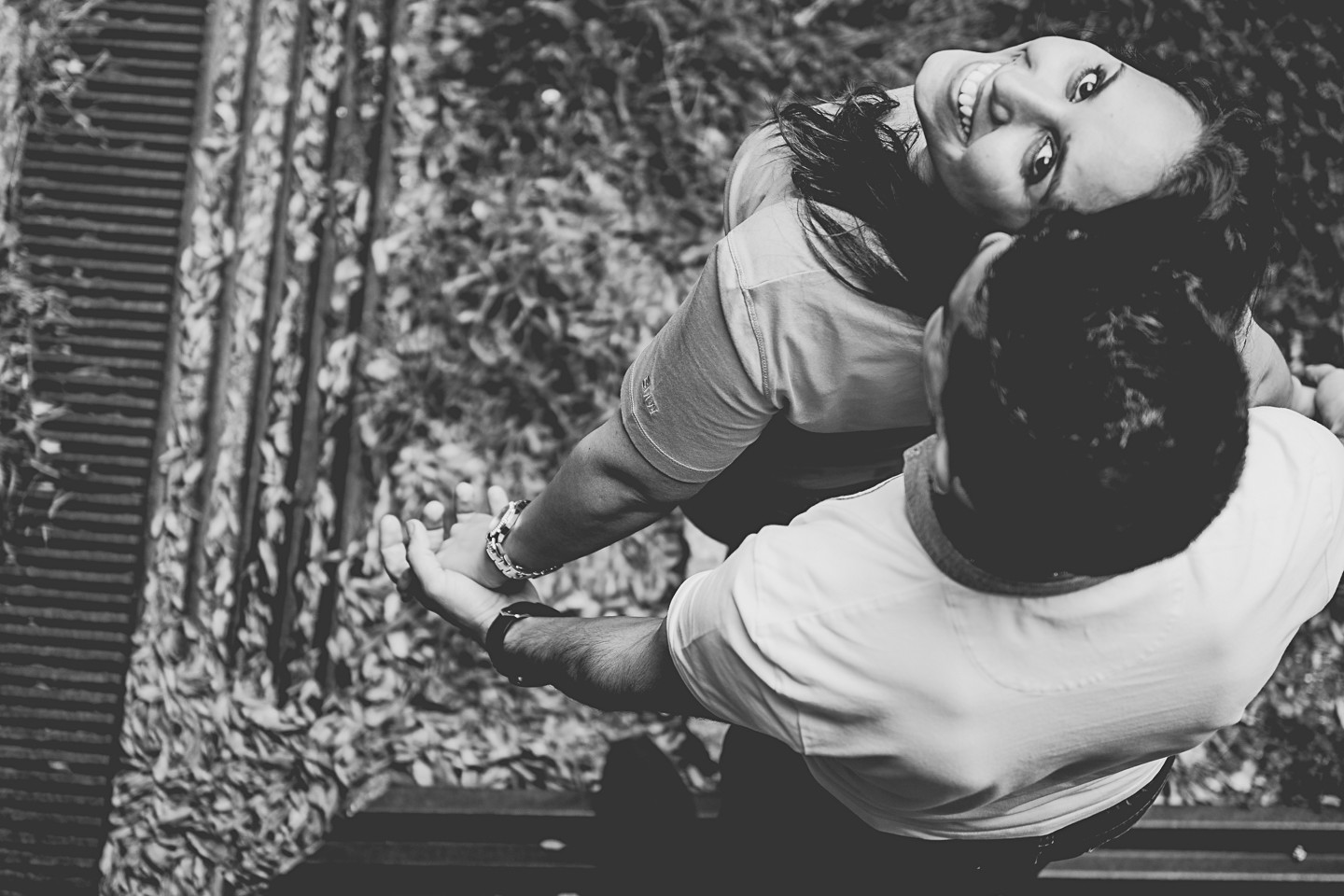 Mulher a dar as mãos ao namorado enquanto olha para o céu no São João de Arga