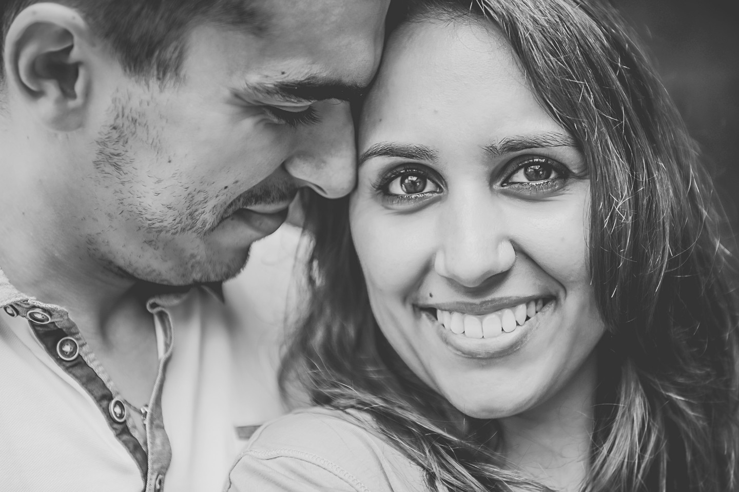 Fotografia Pormenor das caras do casal de namorados a sorrirem