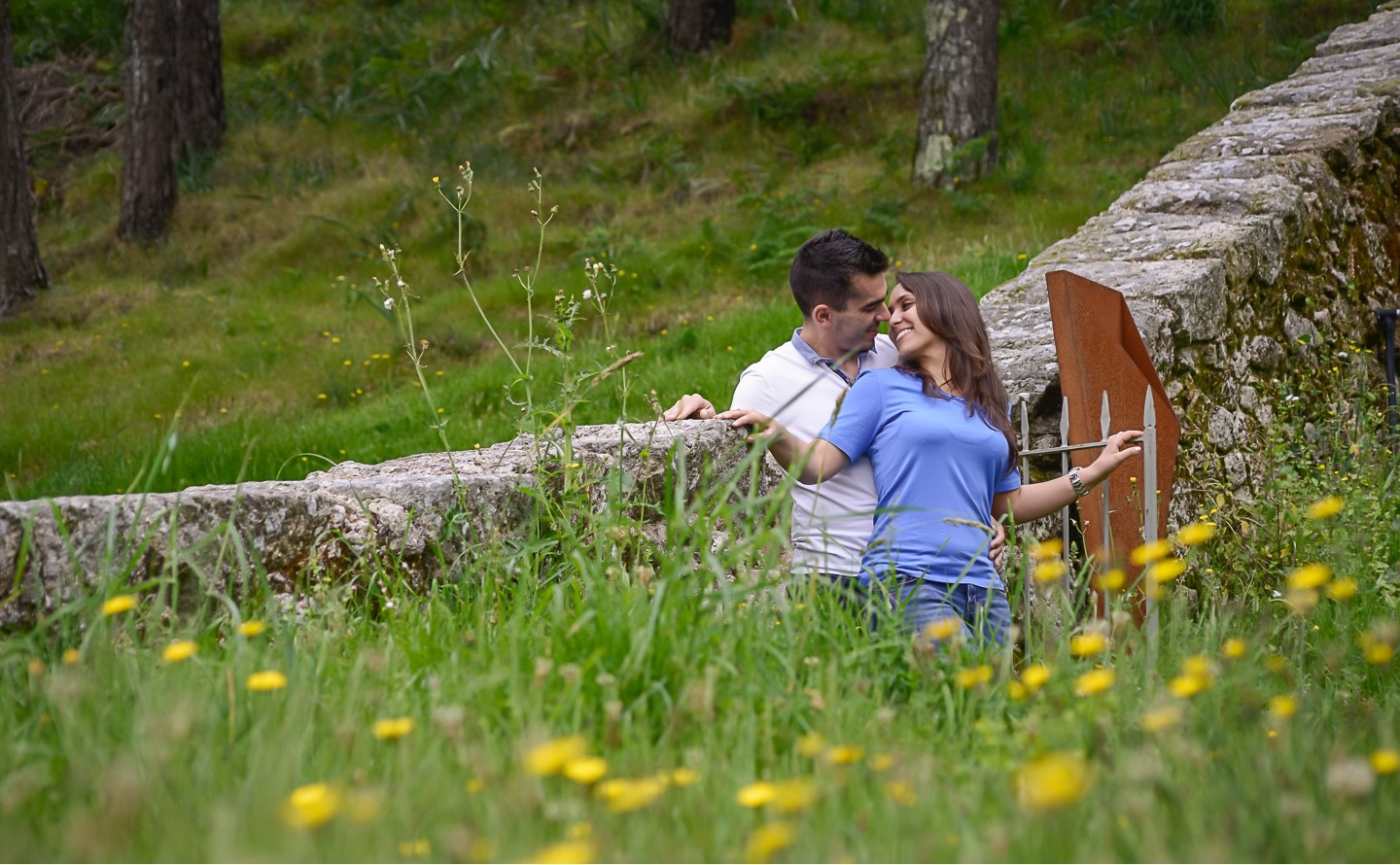 Casal de namorados a olharem um para o outro apaixonadamente no meio do campo