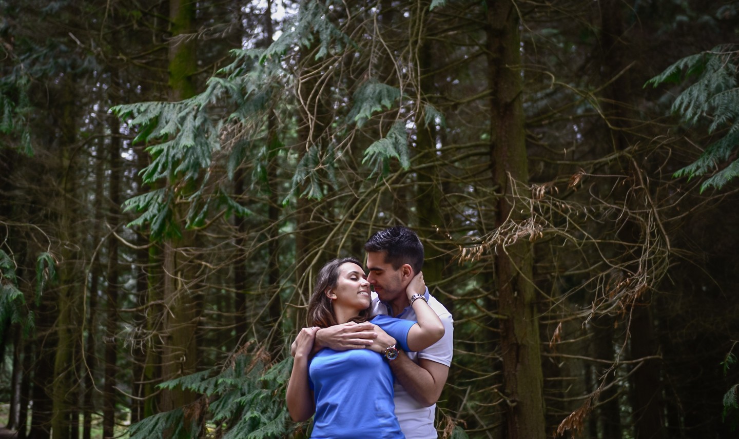 Mulher com a mão na cara do namorado enquanto se olham apaixonadamente