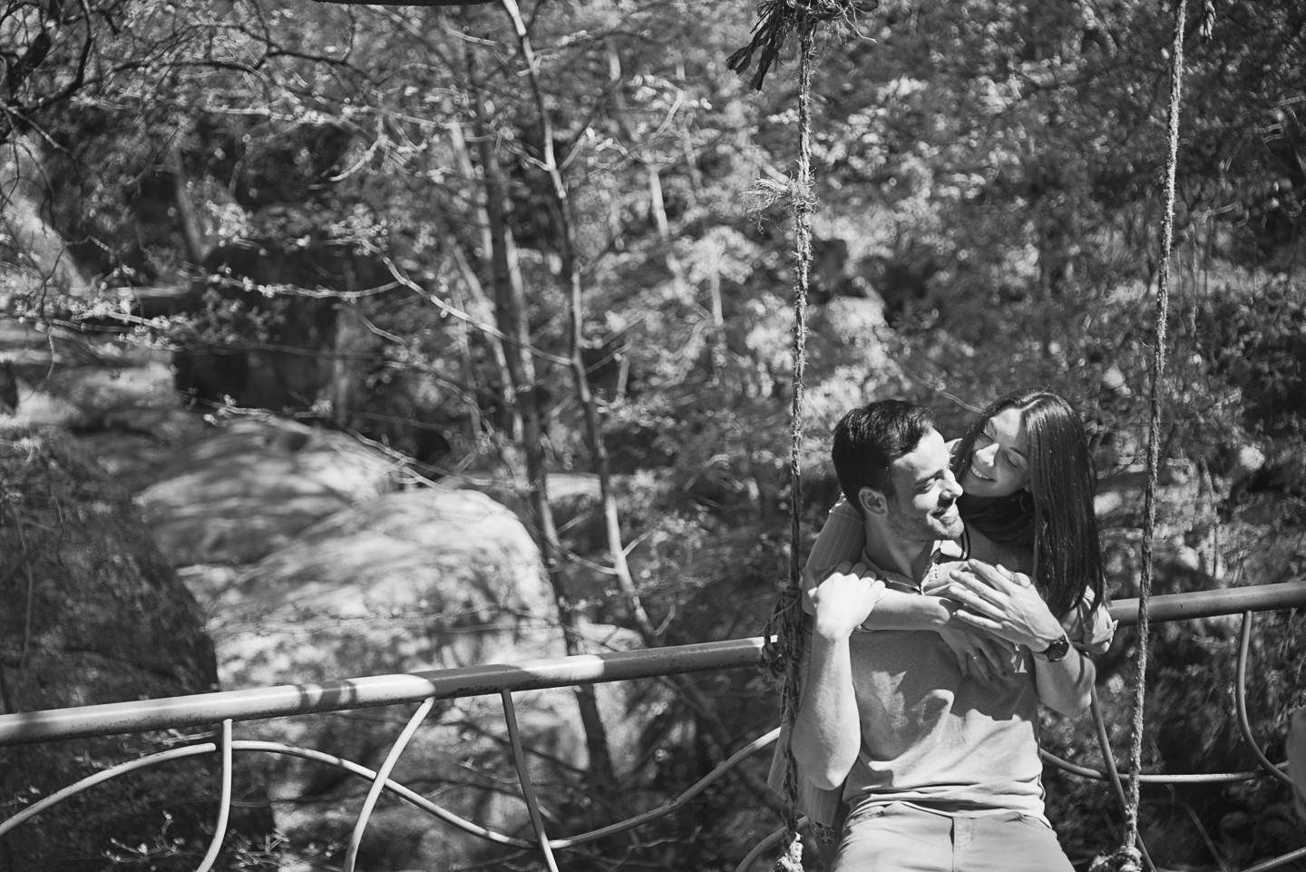 Cidália e Jorge no baloiço a darem um abraço