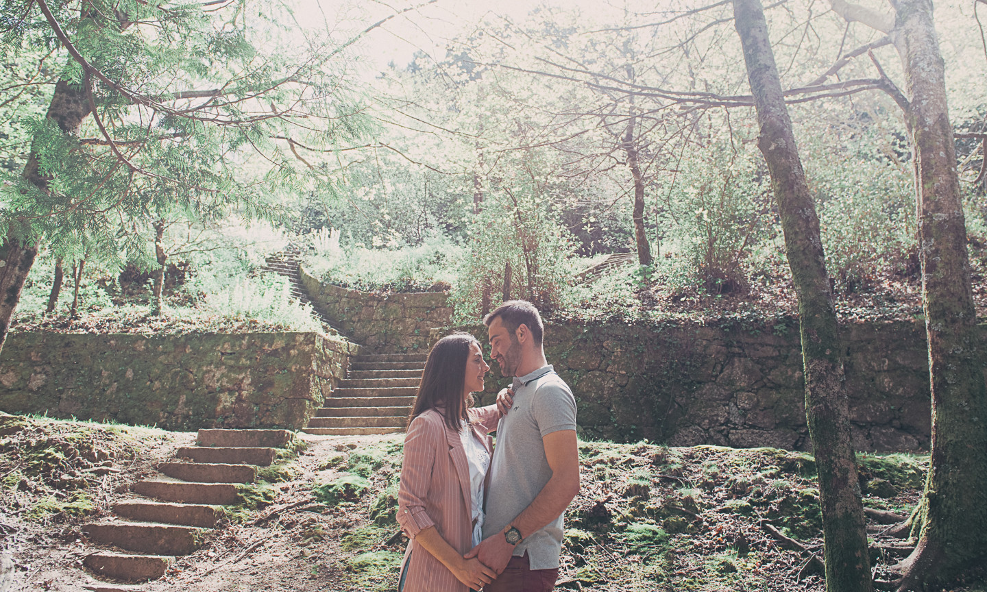 Cidália e Jorge a darem as mãos e olharem um para o outro apaixonadamente