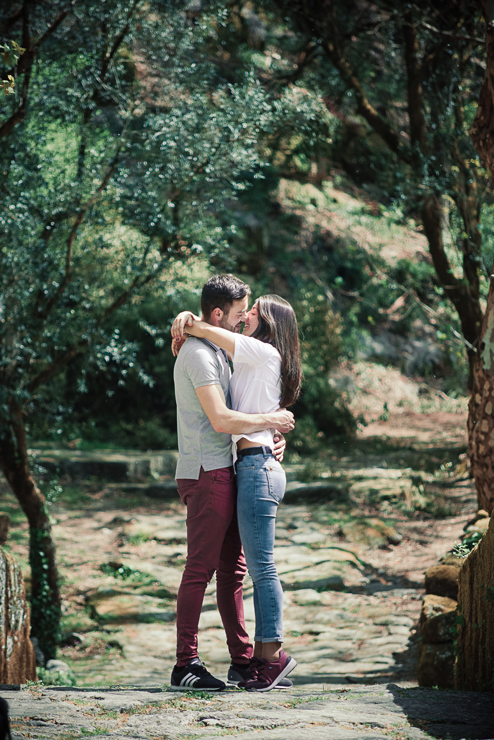 O beijo a darem um abraço e quase a se beijarem