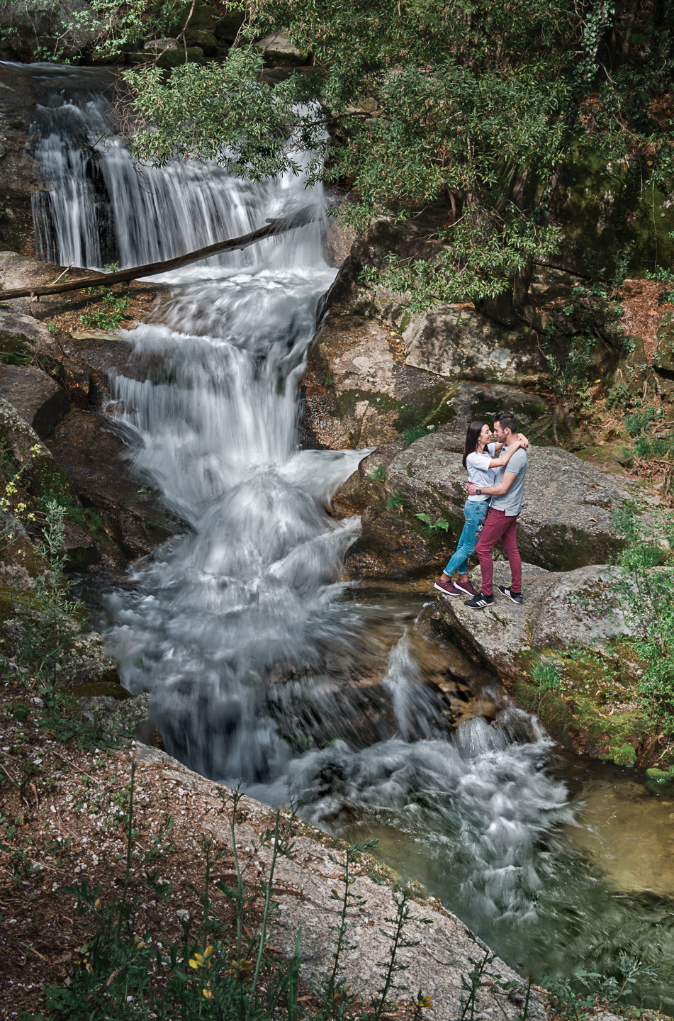 Cidália e Jorge a darem um abraço na cascata