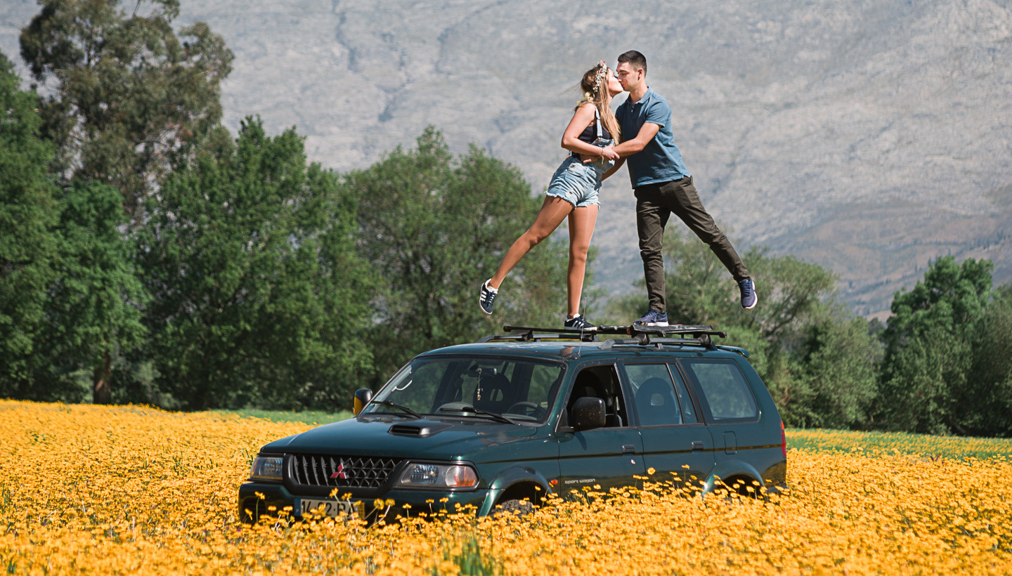 Filipa e Fábio a darem um beijo em cima do jipe