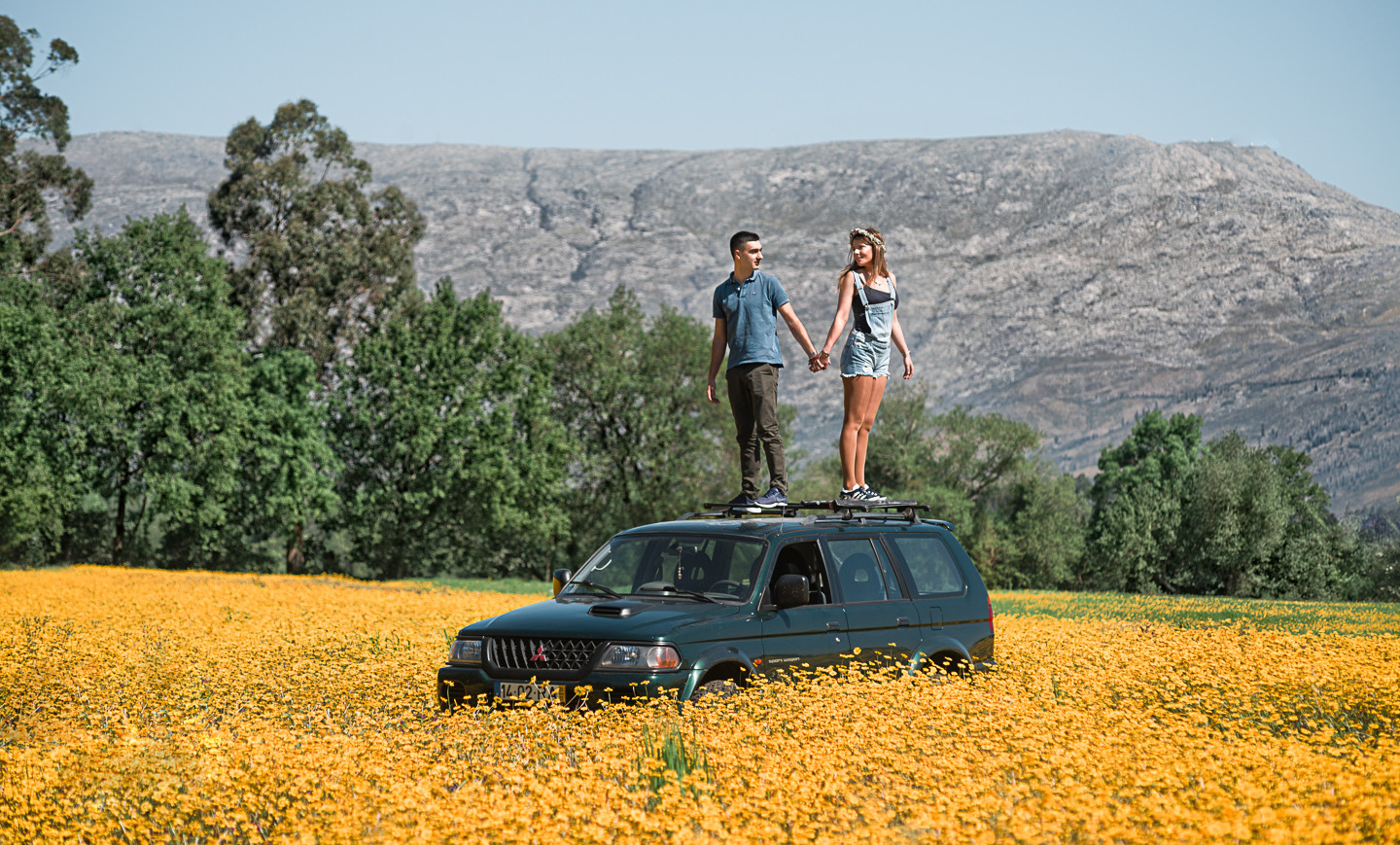 Filipa e Fábio em cima do jipe