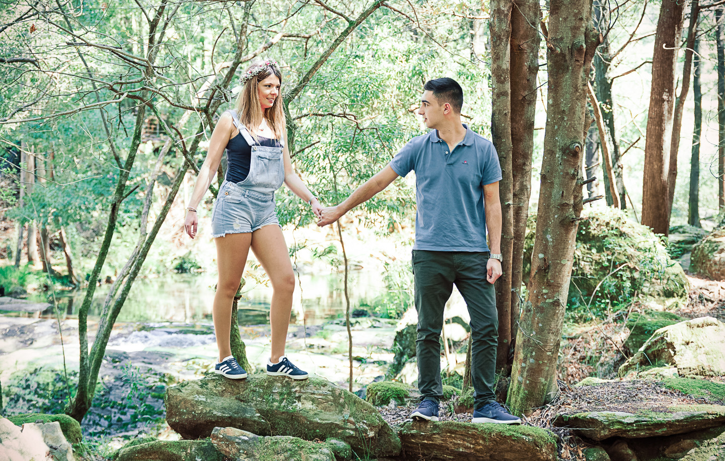 Filipa e Fábio a darem as mãos enquanto falam
