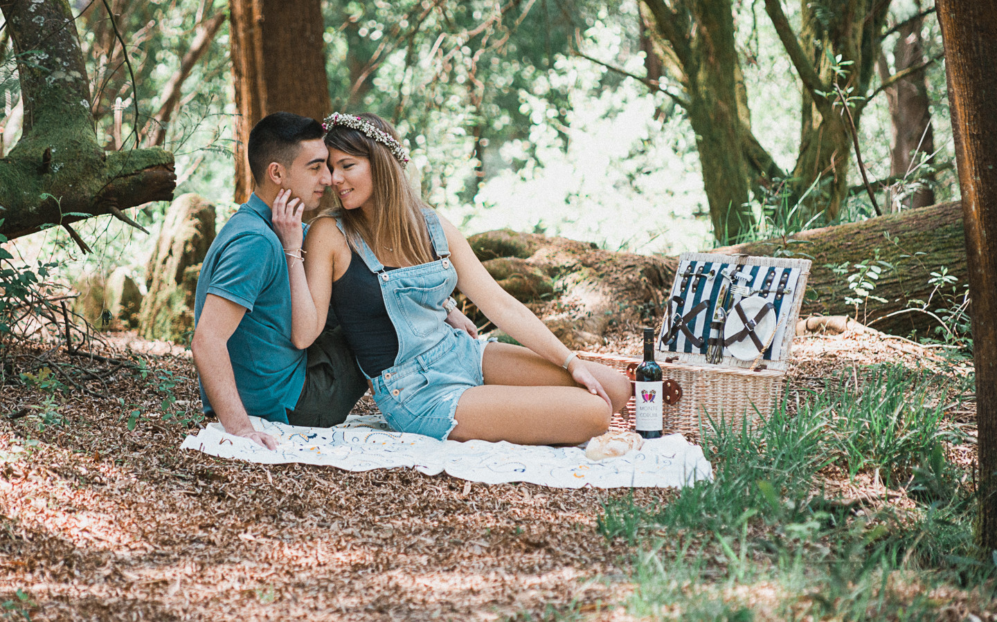 Filipa e Fábio a fazerem um piquenique no bosque