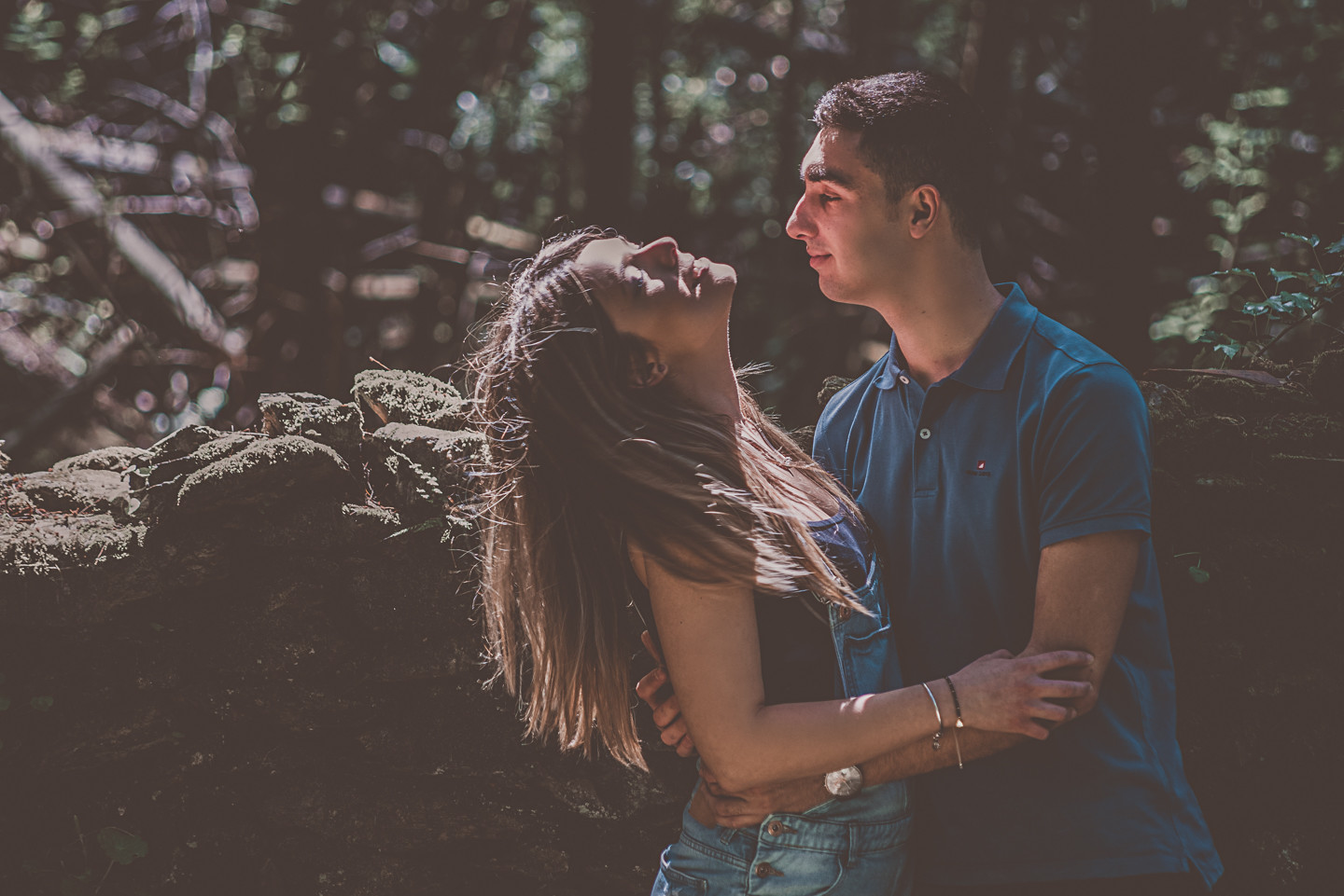 Fábio a segurar a cintura da Filipa 