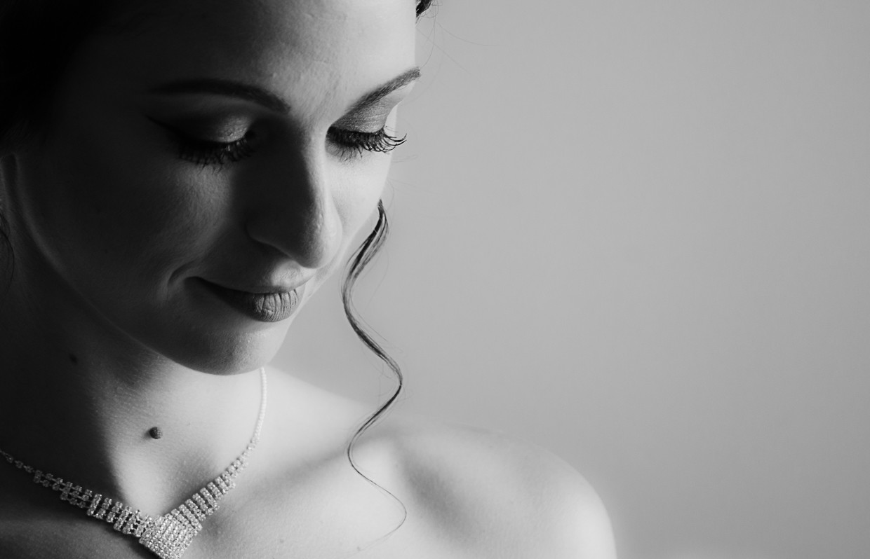 A noiva Charlène a olhar para o chão