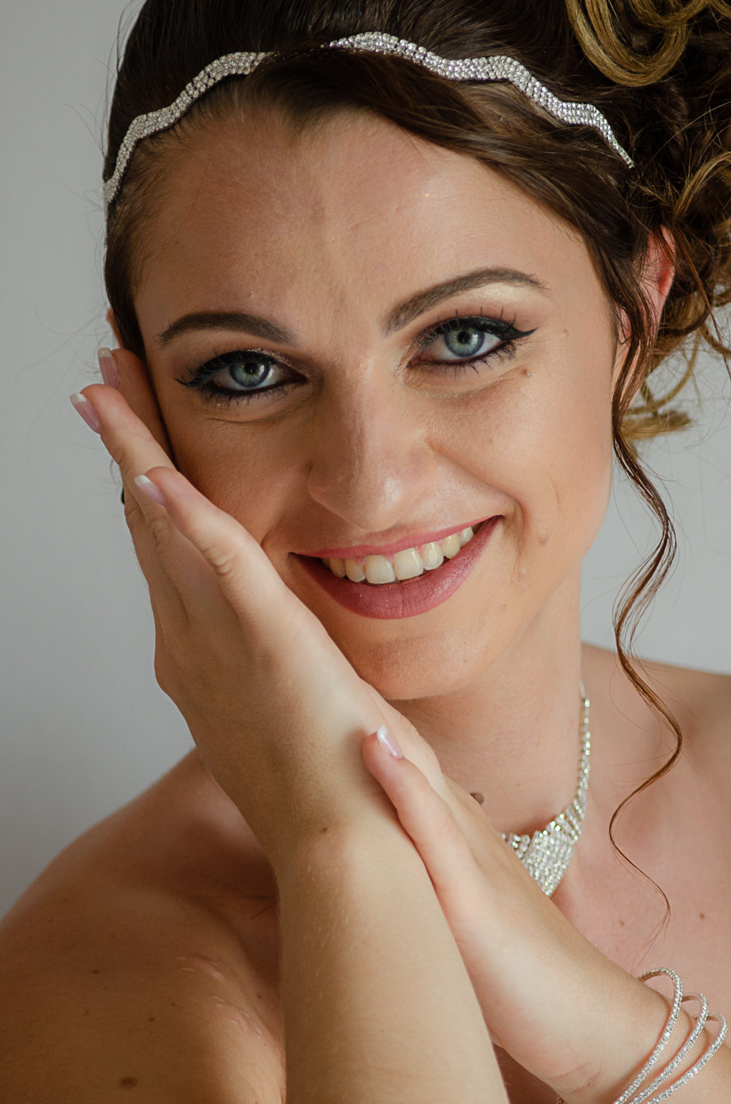 Charlène a noiva com a mão no rosto