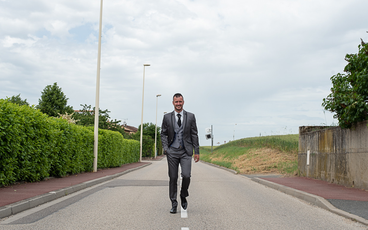 Kévin o noivo a caminhar no meio da estrada