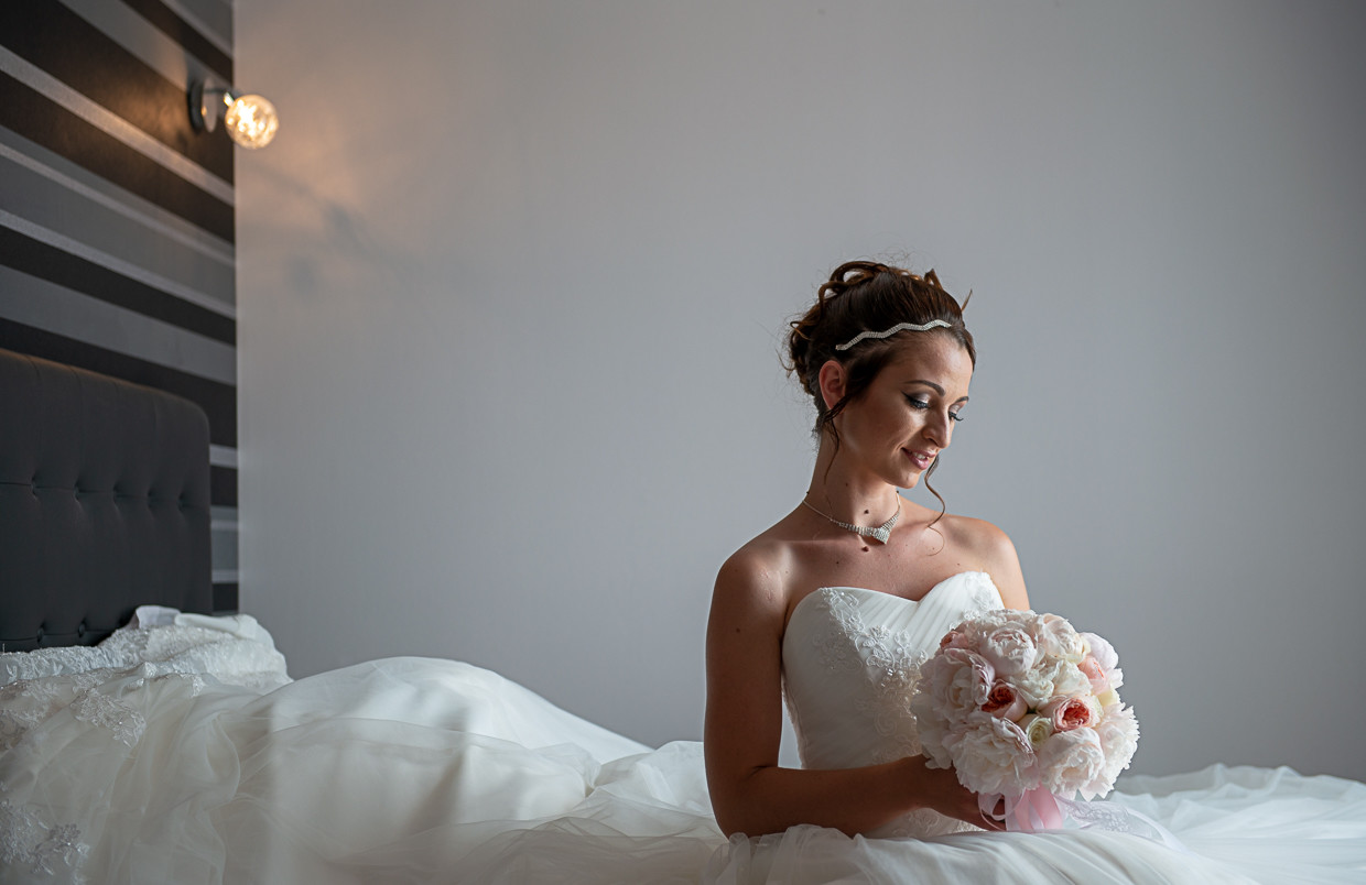 Charlène a sentada a segurar o buque de flores