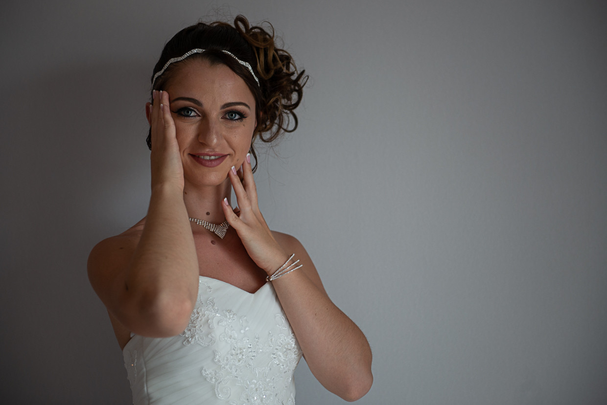 Charlène com as mãos na cara