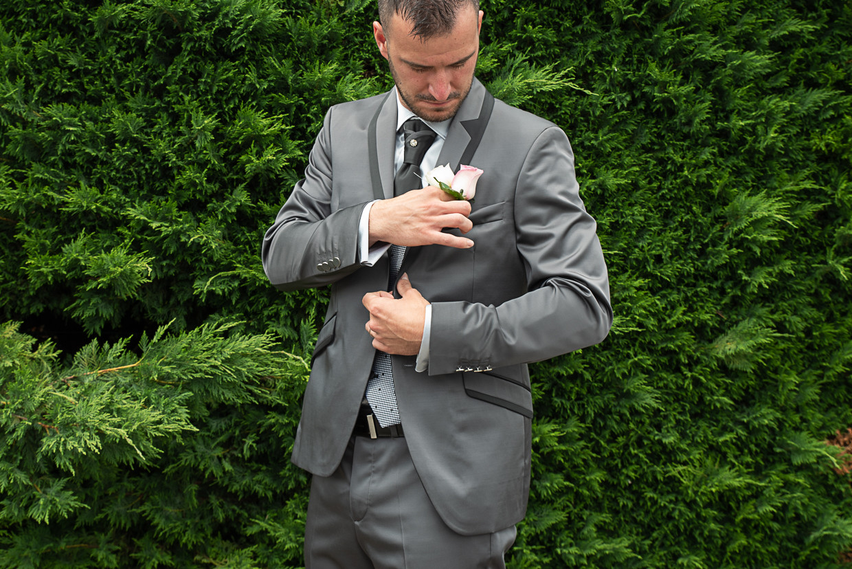 Kévin a ajeitar a flor do fato