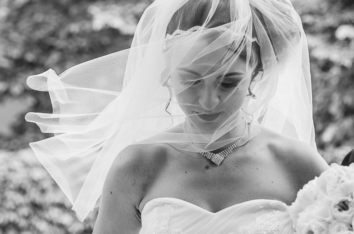 Noiva Charlène com o vestido e o véu