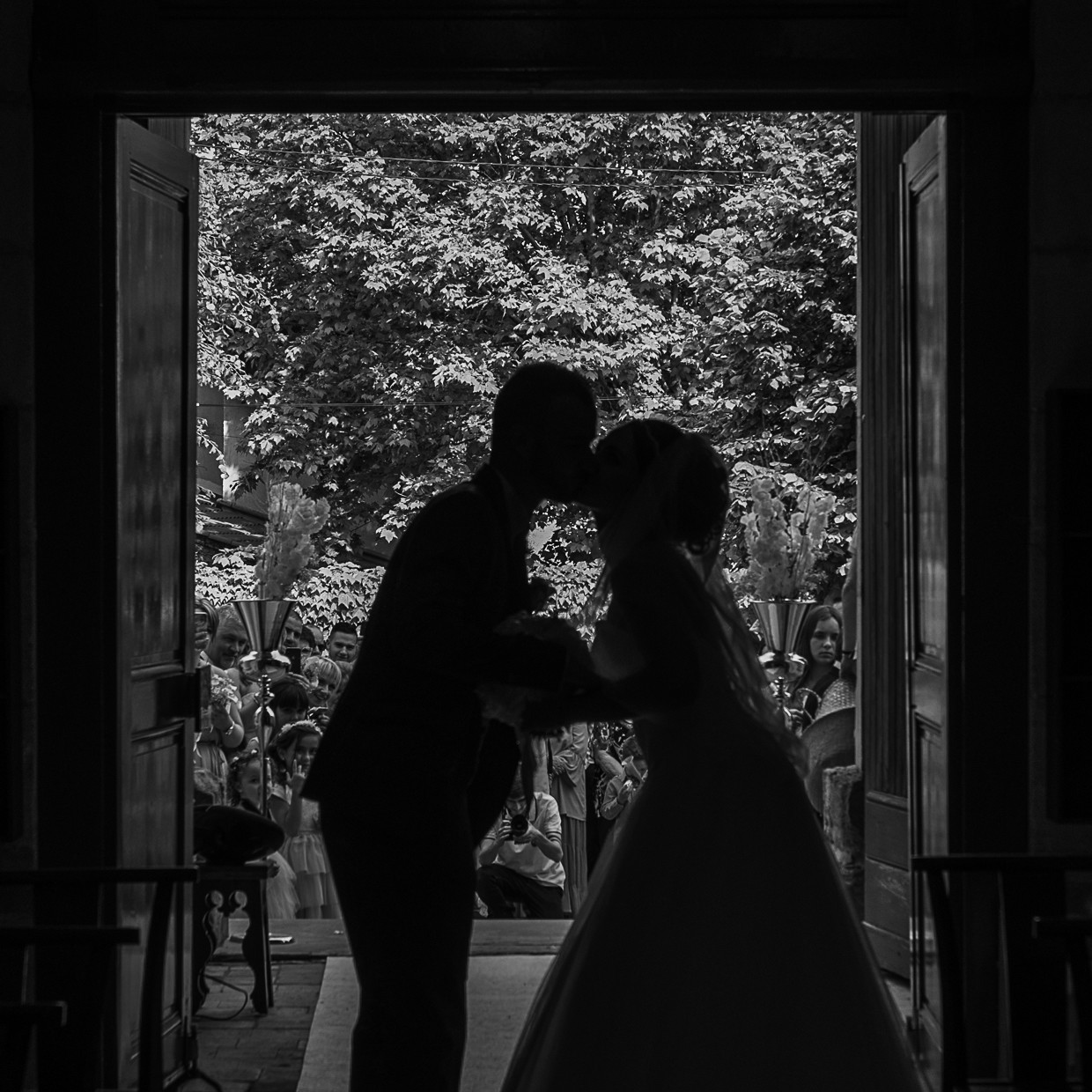 Charlène e Kévim o beijo à saída da igreja