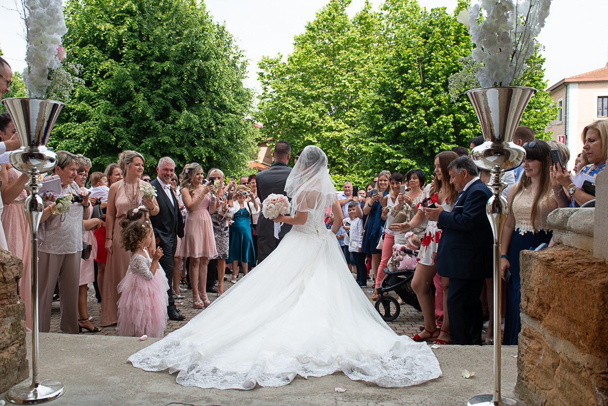 Charlène e Kévin a tradição à saída 