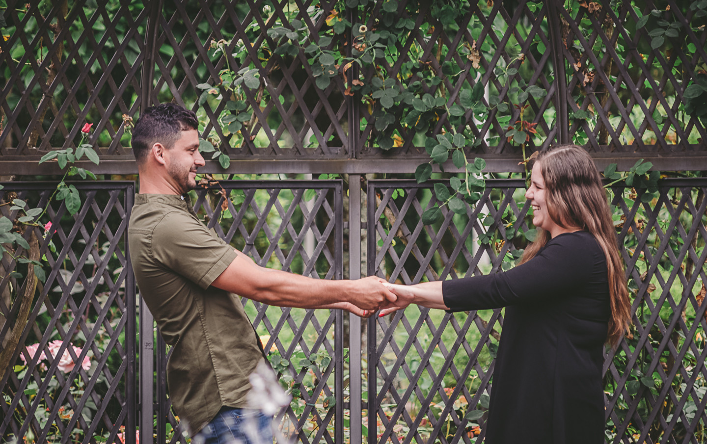 Casal de m&atilde;os dadas e esticados para tr&aacute;s