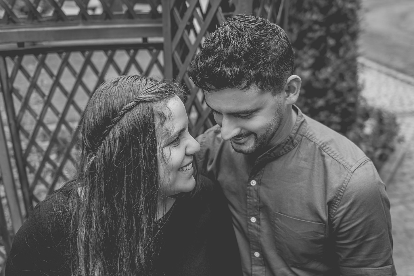 Casal de namorados a olharem um para o outro apaixonadamente e a sorrirem