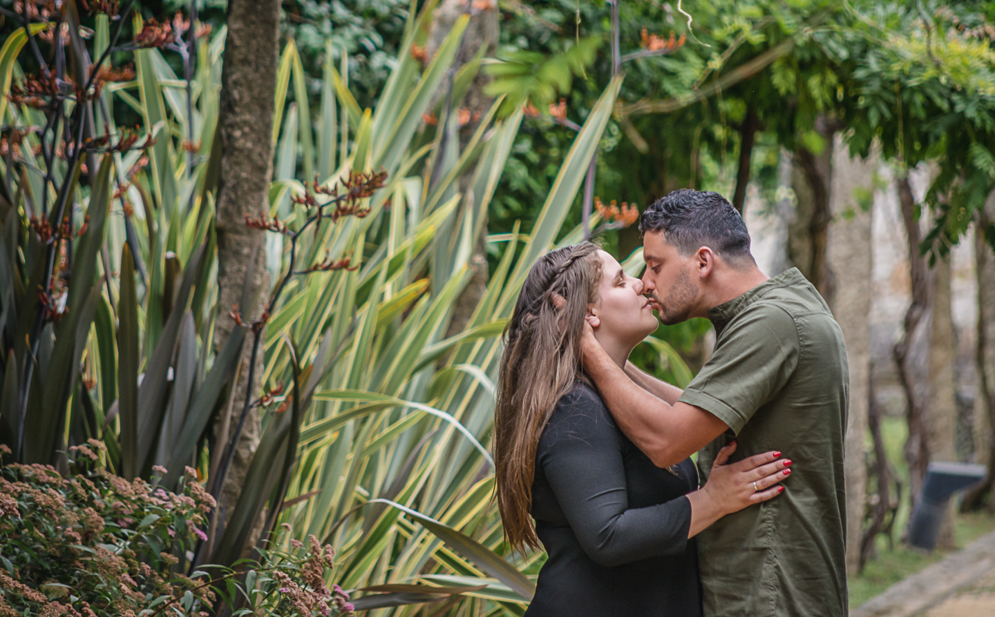 Casal de namorados a darem um beijo