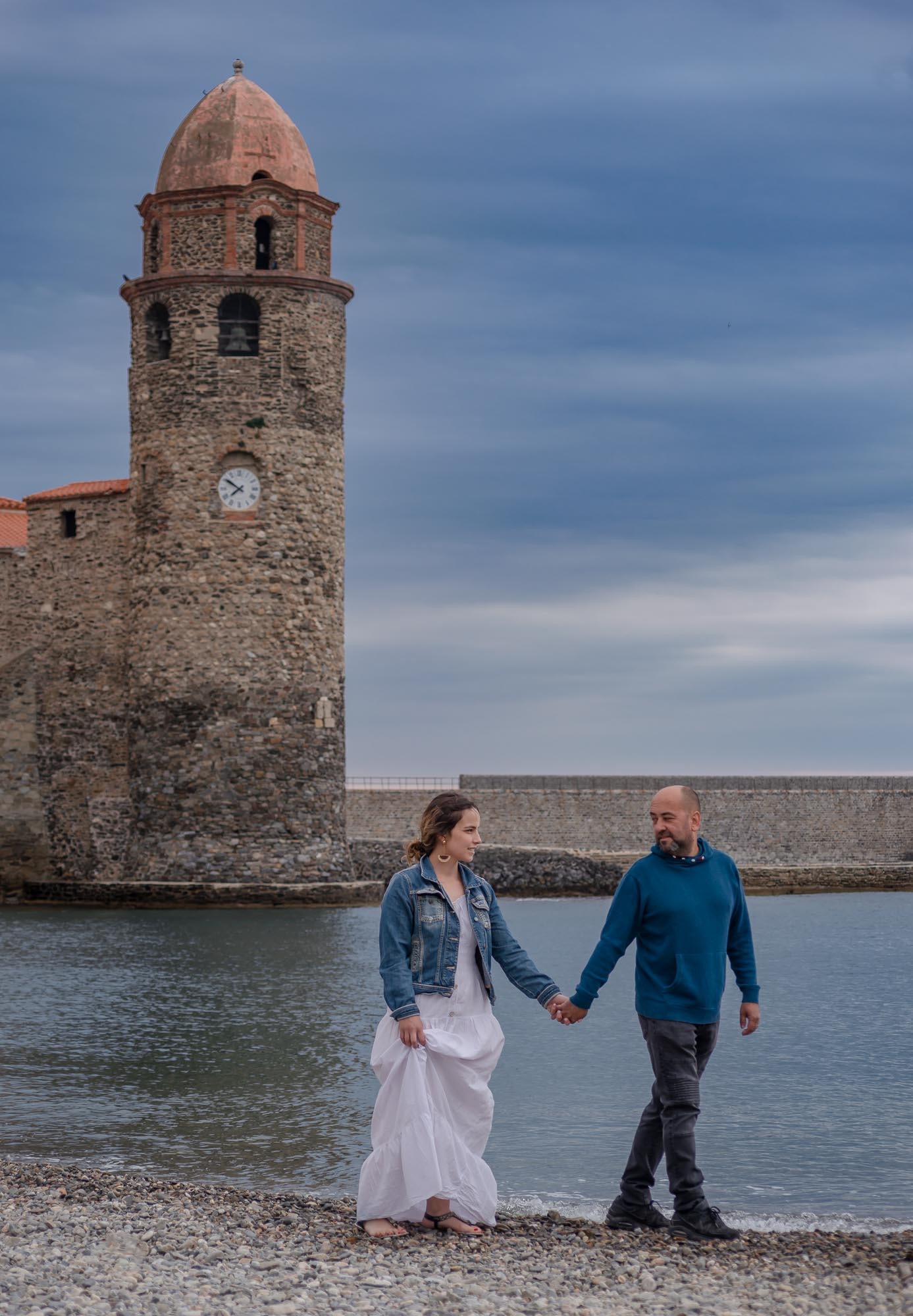 Filipa e Sérgio a caminharem por Collioure