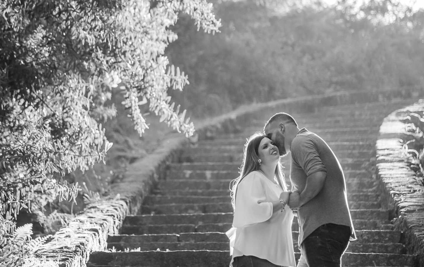 André a dar um beijo na bochecha da Carolina