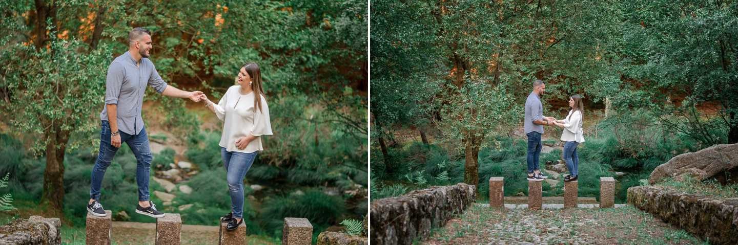 Carolina e André de mãos dadas em cima do muro