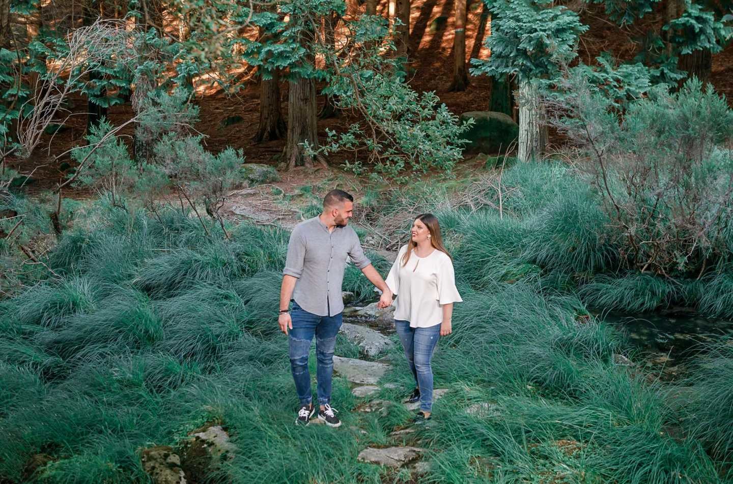 Carolina e André a conversarem enquanto caminham pelo o bosque
