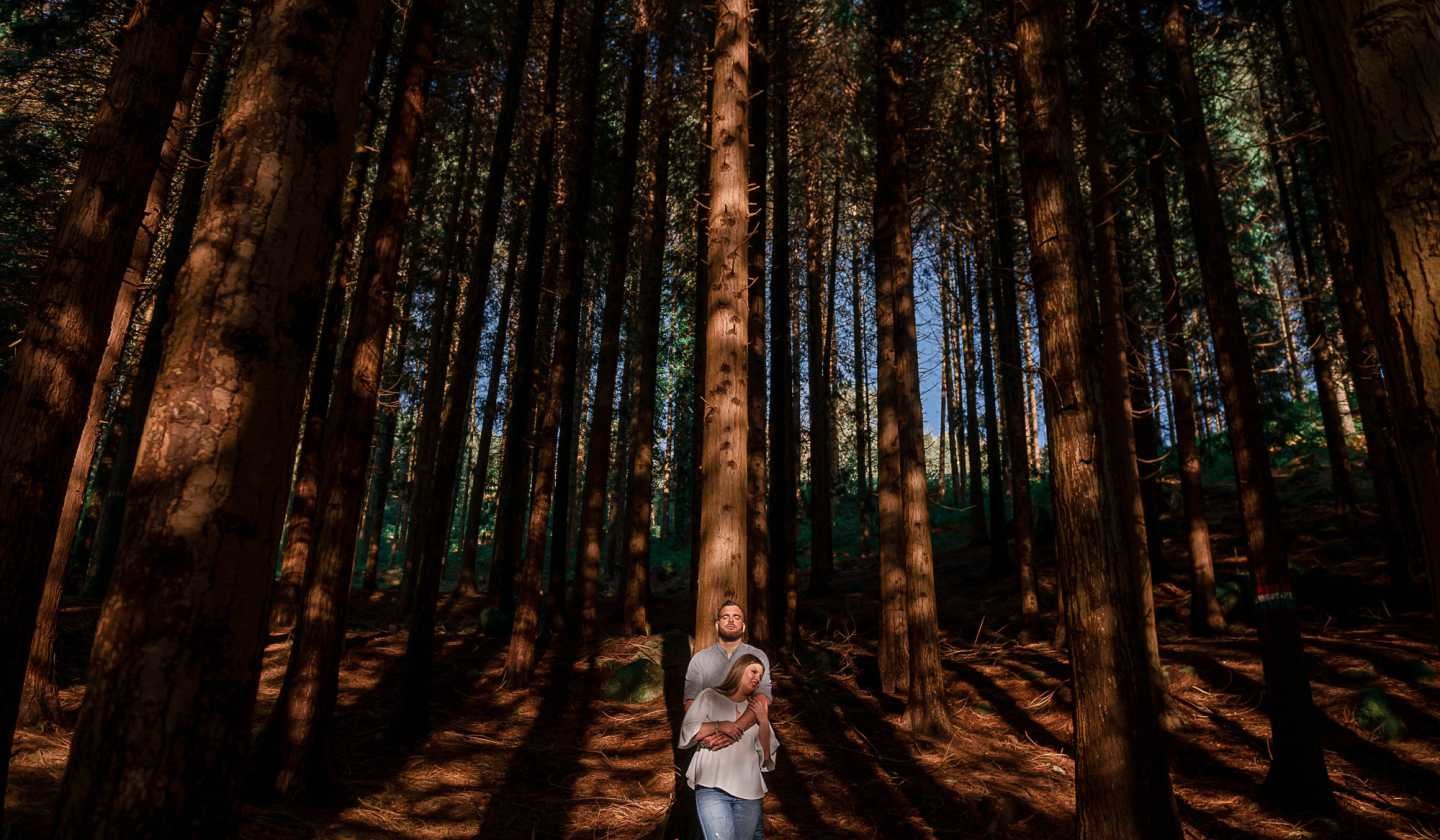 Carolina e André encostados na árvore
