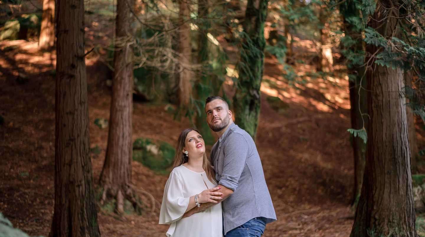 Carolina e André a olharem para o céu