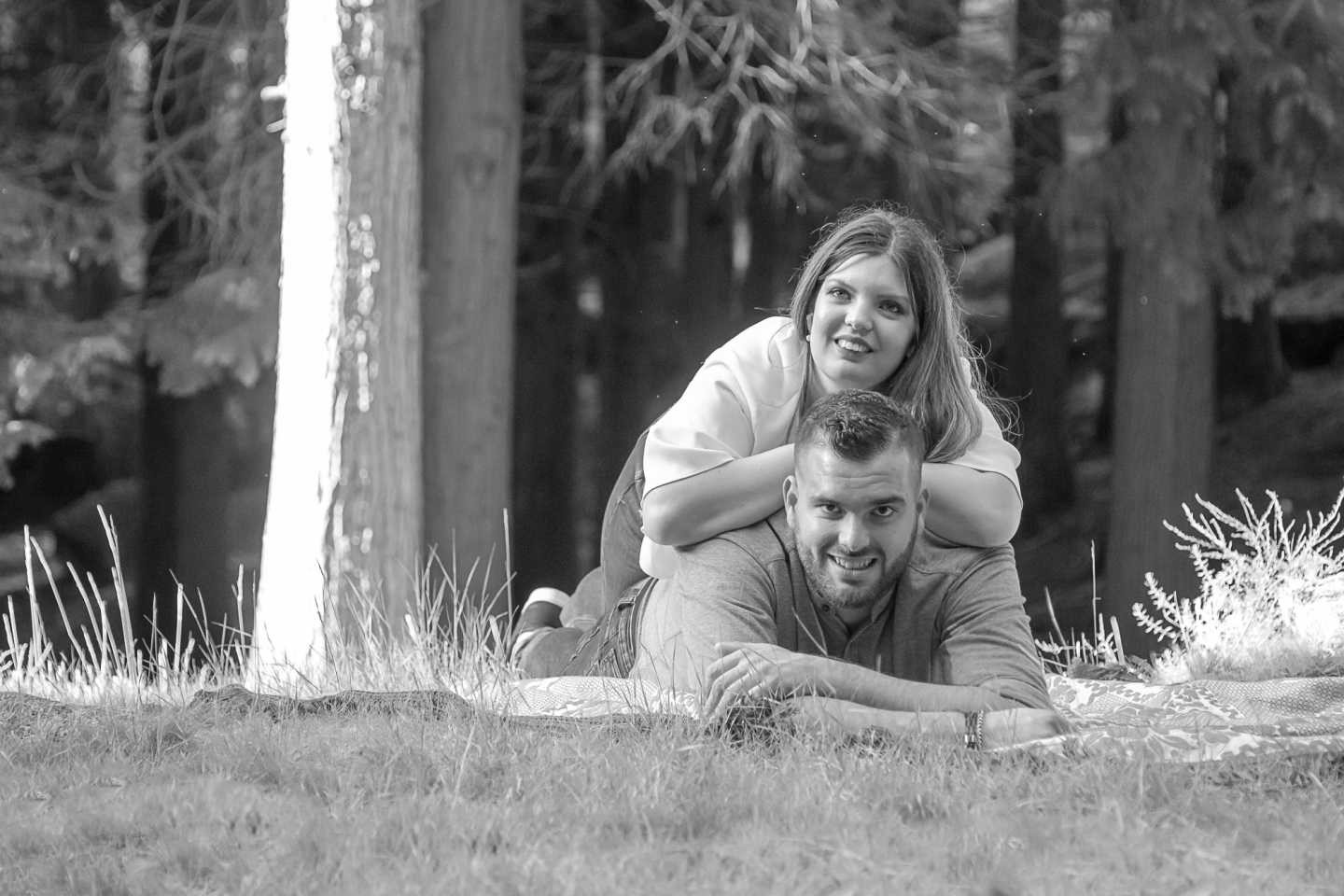 Carolina em cima do André enquanto estão deitados na relva