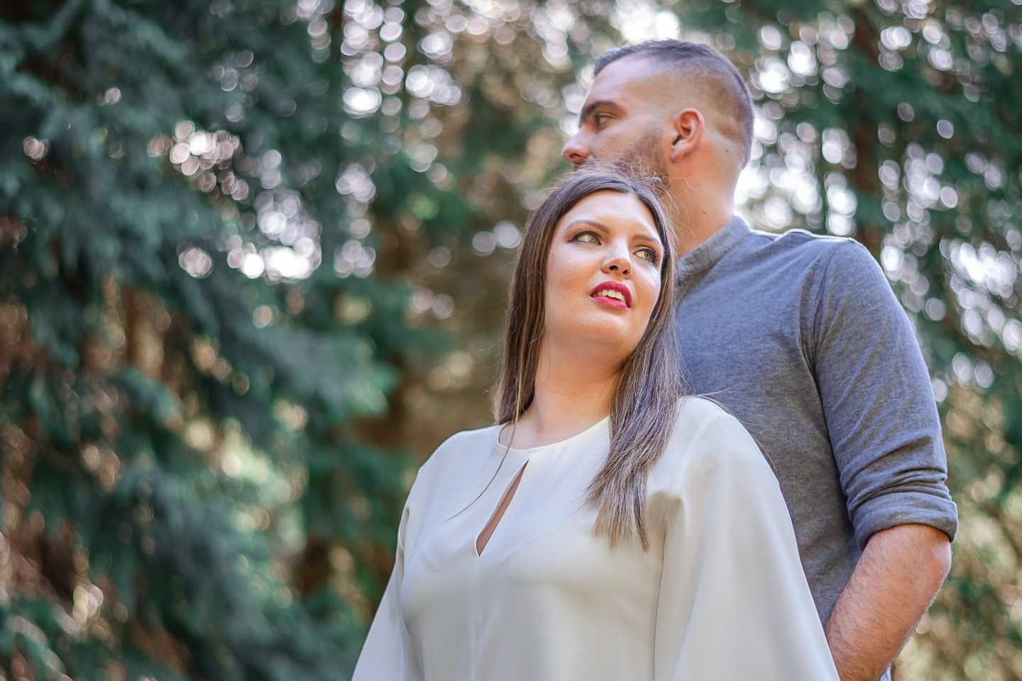 André e Carolina a olharem para o lado contrário