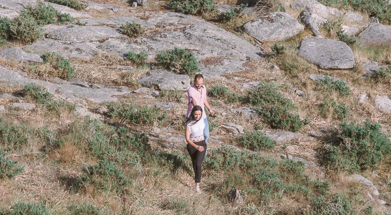 Soraia e o Ricardo a descerem a montanha de mãos dadas