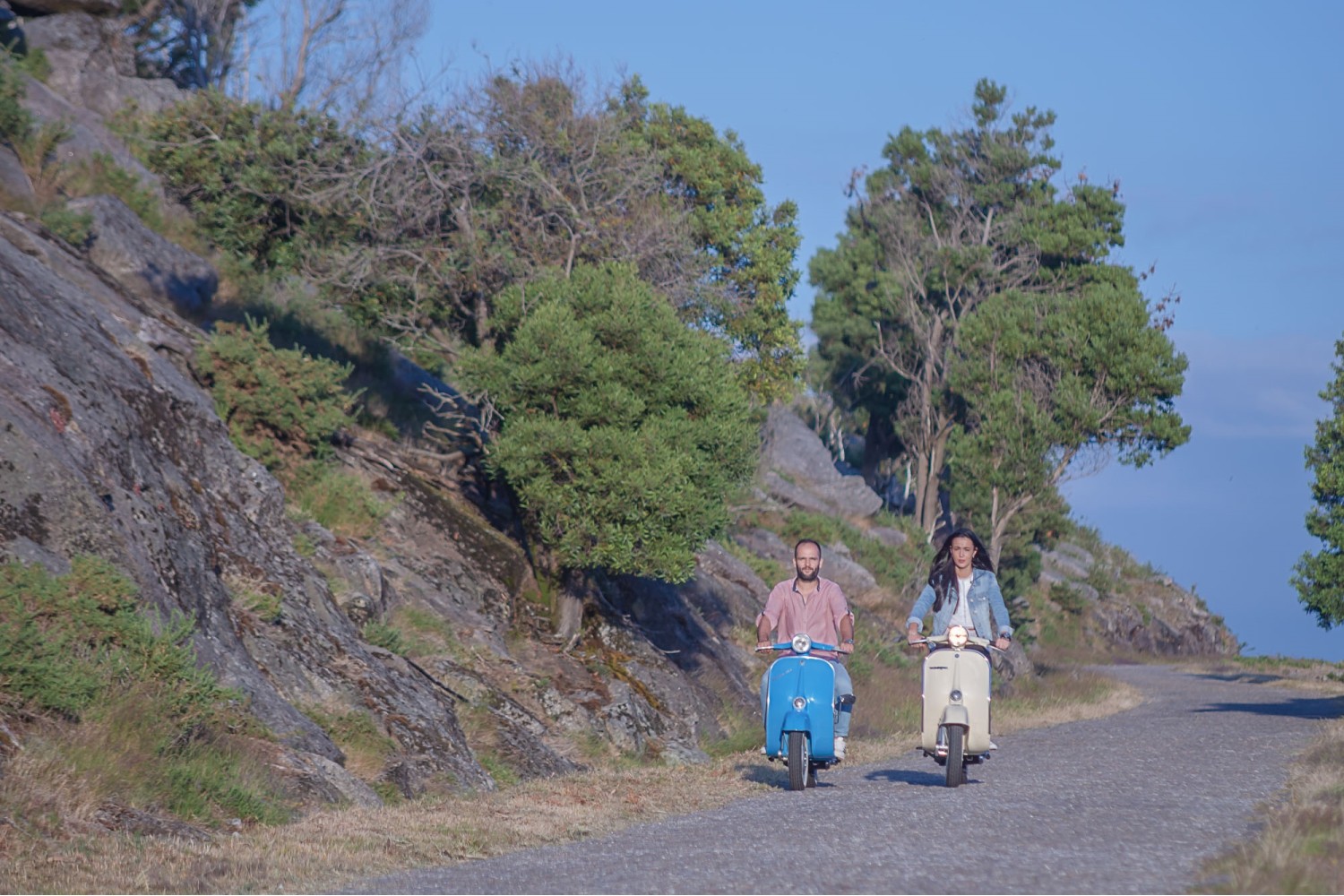 Ricardo e Soraia a andarem de moto