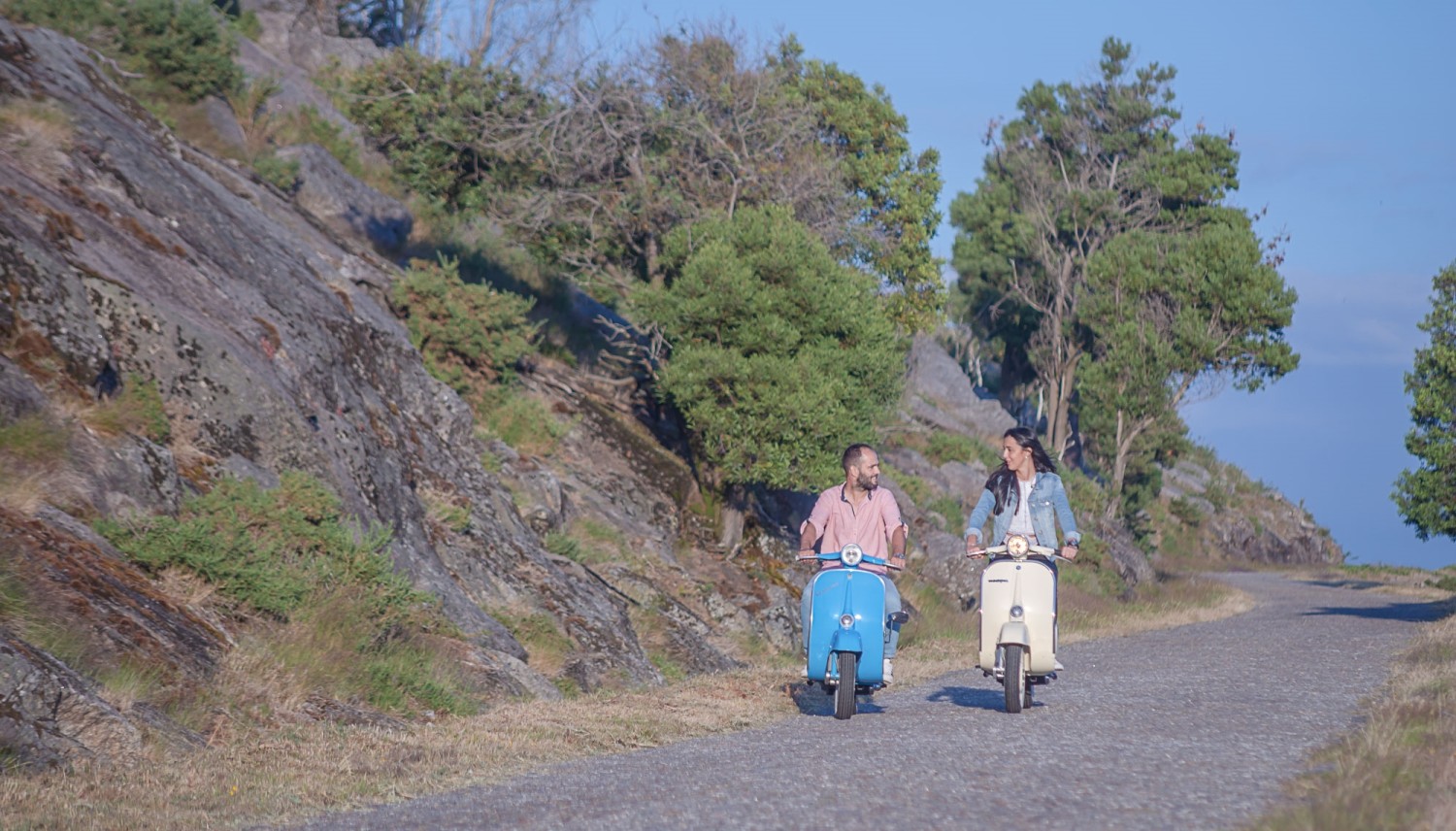 Soraia e Ricardo a andarem de moto e a olharem um para o outro